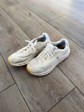 On Running Shoes Women's size 9.5 white